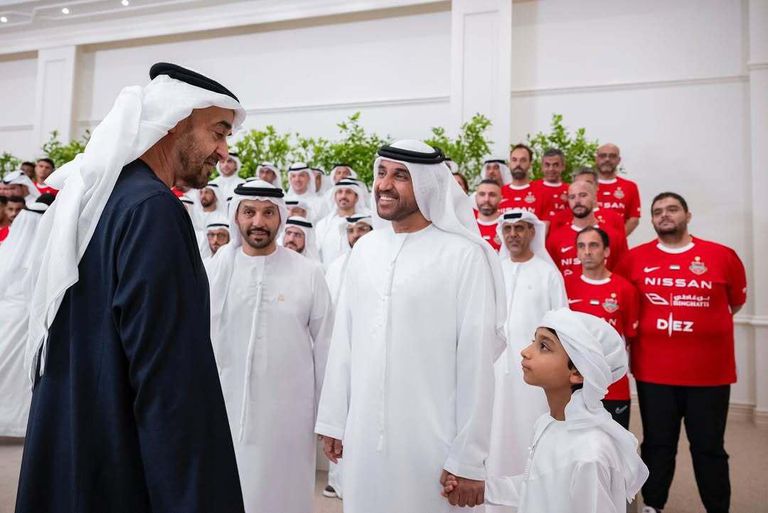 الشيخ محمد بن زايد رئيس دولة الإمارات الشيخ محمد بن زايد رئيس دولة الإمارات مع فريق شباب الأهلي