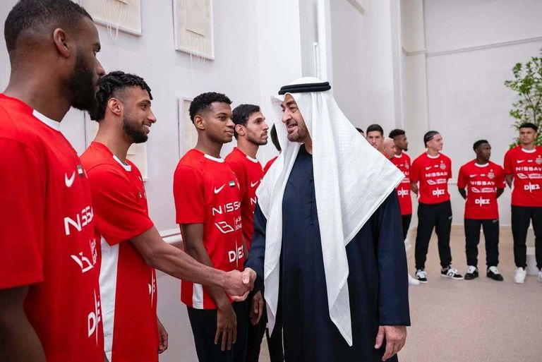 الشيخ محمد بن زايد رئيس دولة الإمارات الشيخ محمد بن زايد رئيس دولة الإمارات مع فريق شباب الأهلي