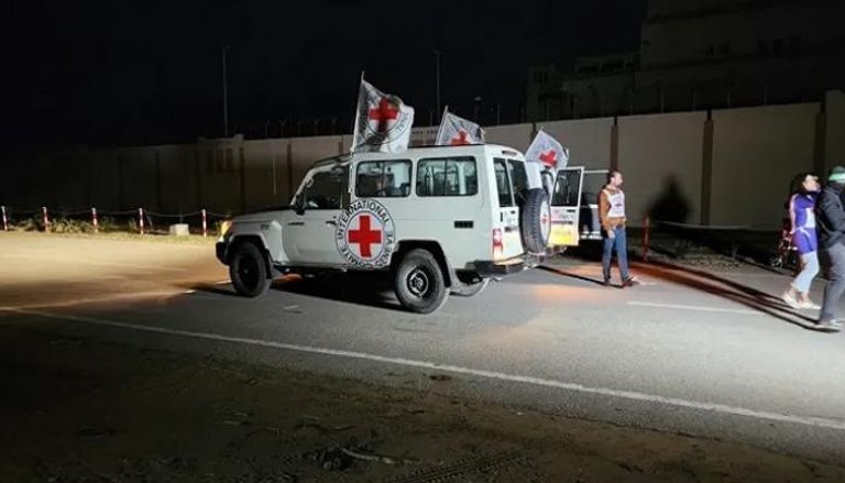 سيارات الصليب الأحمر أثناء صفقة تبادل سابقة - أرشيفية