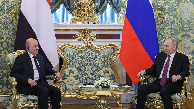 الرئيس الروسي فلاديمير بوتين ورئيس مجلس القيادة اليمني رشاد العليمي