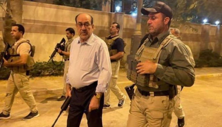 المالكي حاملا السلاح في أحد شوارع بغداد- أرشيفية