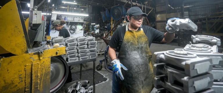 موظفة في أحد المصانع