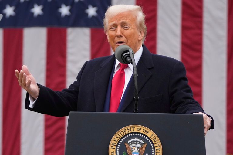 موظفة في أحد المصانع