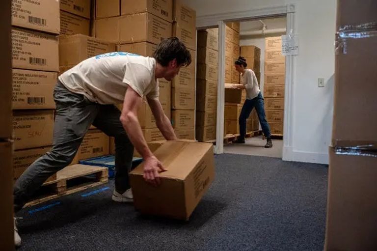 موظفة في أحد المصانع