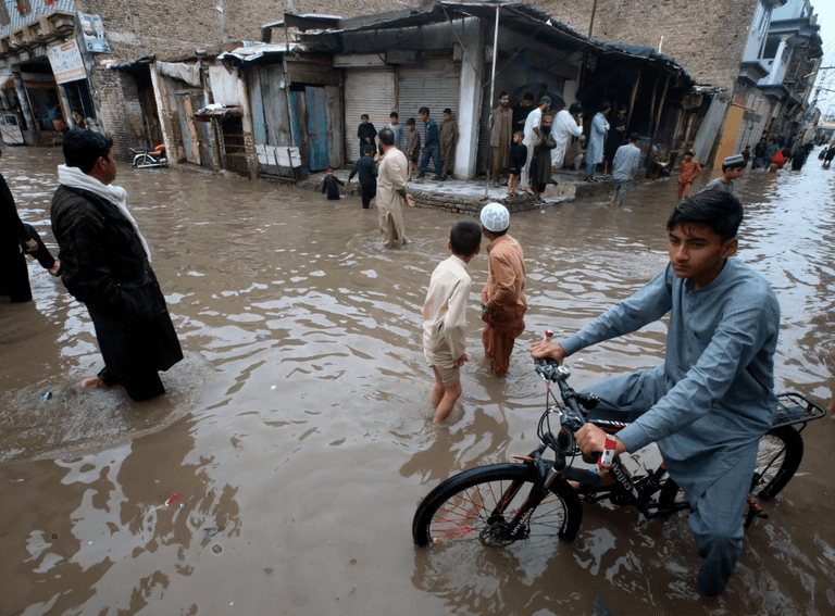 آثار العواصف في باكستان
