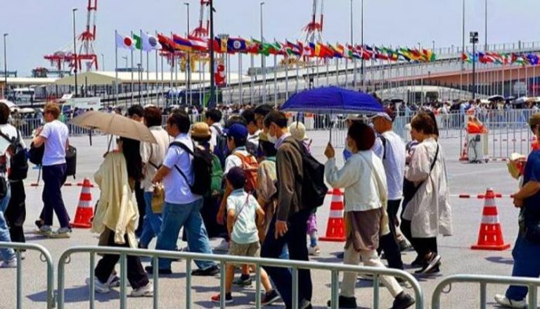 زائرين لجناح الإمارات في إكسبو أوسكا  جناح الإمارات يتزين بأمناء الاستدامة