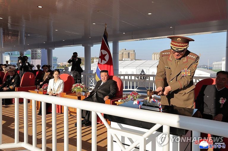 المناطيد البيضاء حول السفينة