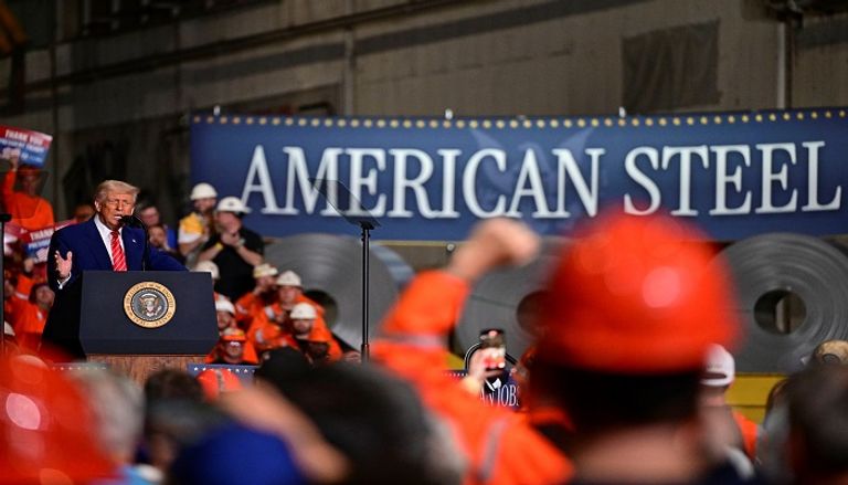 الرئيس الأمريكي دونالد ترامب في مصنع لعملاق الصلب «يو إس ستيل»