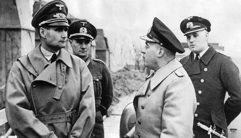 هس مع ضباط ألمان رودولف هس أحد أبرز قادة الرايخ الثالث