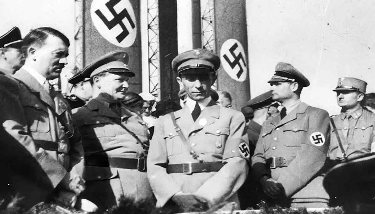 أدولف هتلر وهيرمان جورينج وجوزيف جوبلز ورودولف هيس في تجمع نازيين في عام 1930 رودولف هس أحد أبرز قادة الرايخ الثالث