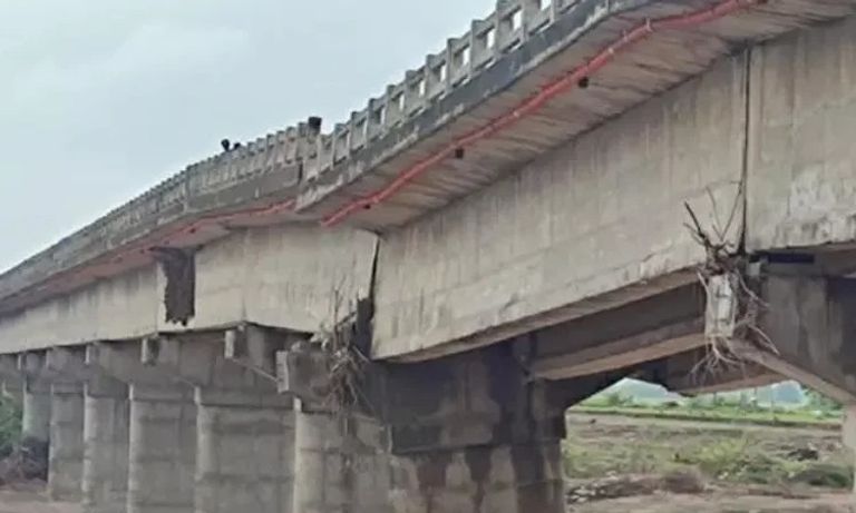 قطار يخرج من مساره في روسيا