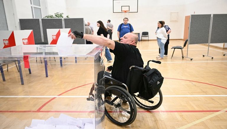 إحدى اللجان الانتخابية في بولندا