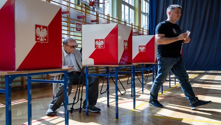 إحدى اللجان الانتخابية في بولندا