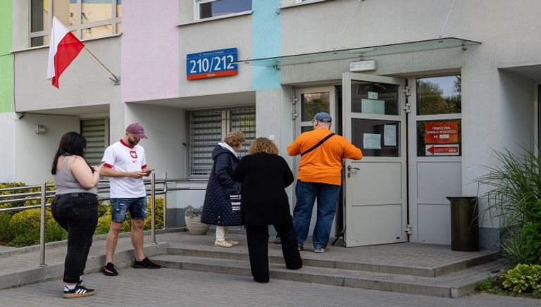 إحدى اللجان الانتخابية في بولندا