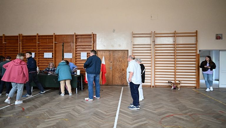 إحدى اللجان الانتخابية في بولندا