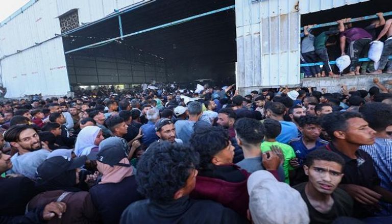 تكدس أمام مركز لتوزيع المساعدات في غزة - أرشيفية