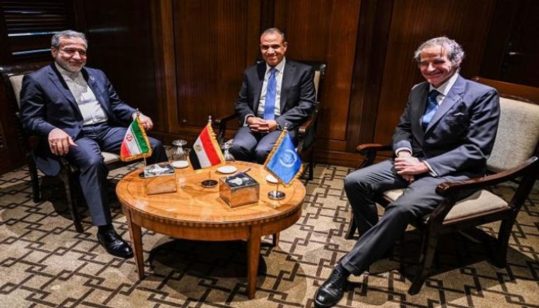 بدر عبدالعاطي متوسطا عراقجي وغروسي