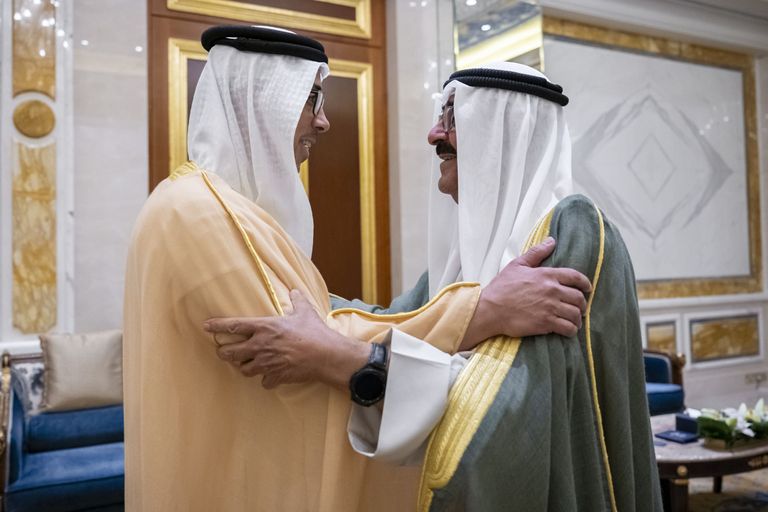 أمير الكويت يستقبل الشيخ منصور بن زايد آل نهيان