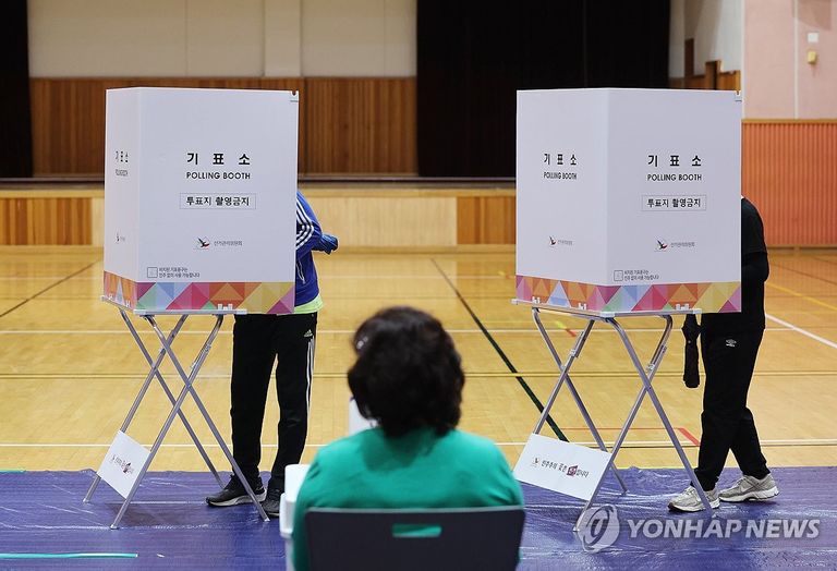 جانب من إدلاء الناخبين بأصواتهم