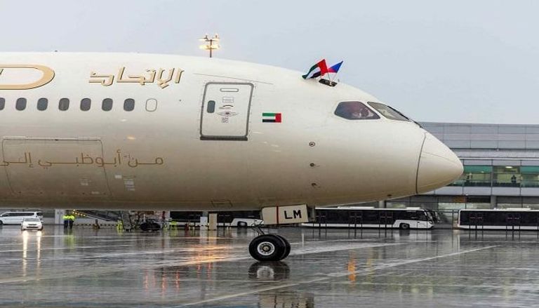 ناقلة تابعة لطيران الاتحاد تحمل علمي دولتي الإمارات والتشيك