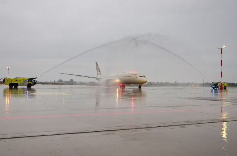 ناقلة تابعة لطيران الاتحاد تحمل علمي دولتي الإمارات والتشيك