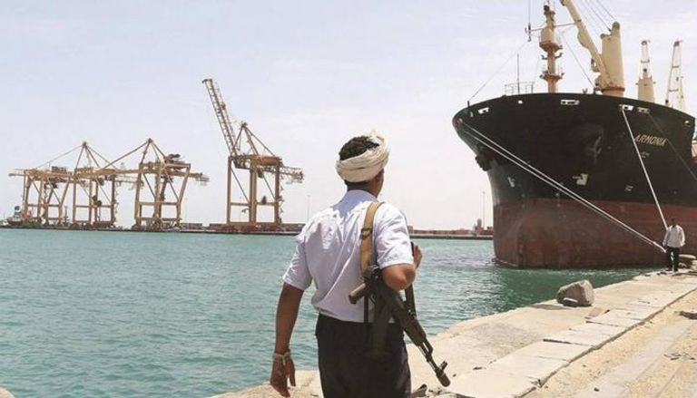 مسلح حوثي بالقرب من سفينة بميناء الحديدة - أرشيفية