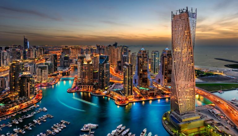 ريتشارد تايس يعبر عن إعجابه بالنموذج الإماراتي