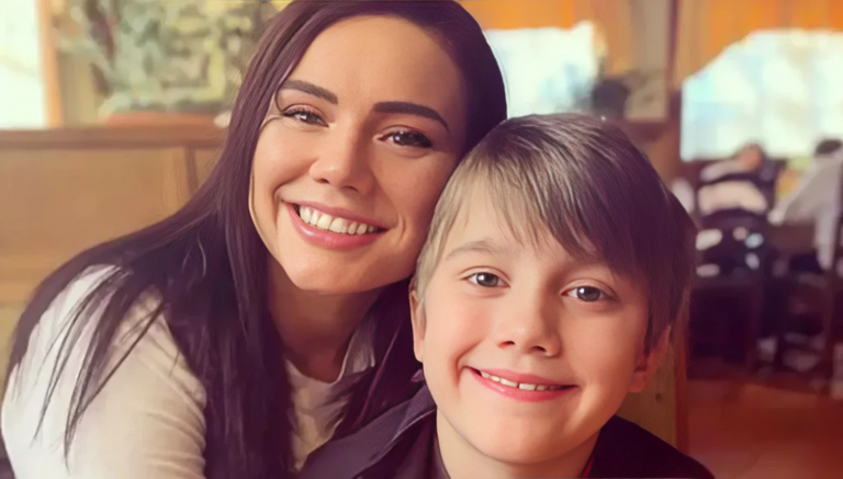 النجمة ويتني بورفيس وابنها النجمة ويتني بورفيس وابنها