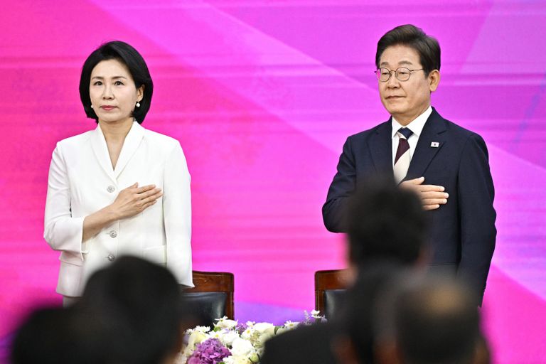 الرئيس الكوري الجنوبي لي جاي ميونغ يلوح بذراعه على شكل قلب