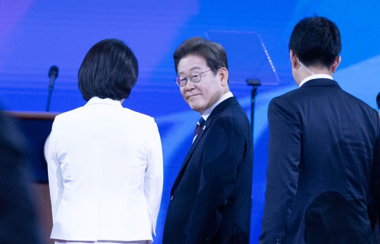 الرئيس الكوري الجنوبي لي جاي ميونغ يلوح بذراعه على شكل قلب