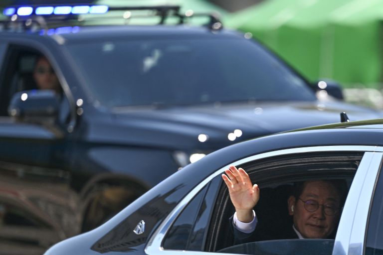 الرئيس الكوري الجنوبي لي جاي ميونغ يلوح بذراعه على شكل قلب