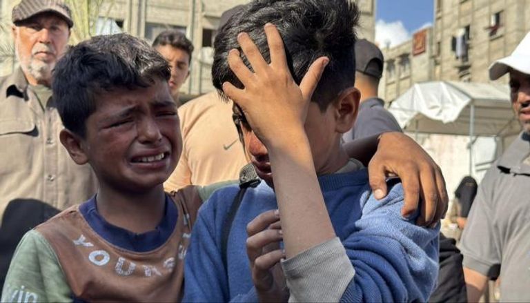 طفلان في غزة يبكيان والدتهما التي قتلت برصاص إسرائيلي