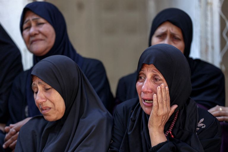 طفلان في غزة يبكيان والدتهما التي قتلت برصاص إسرائيلي