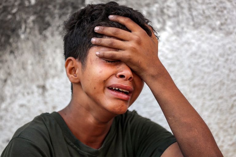 طفلان في غزة يبكيان والدتهما التي قتلت برصاص إسرائيلي