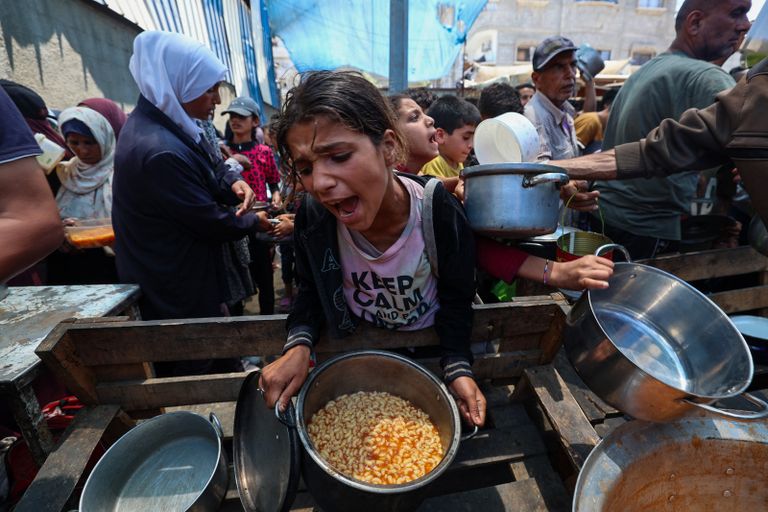 طفلان في غزة يبكيان والدتهما التي قتلت برصاص إسرائيلي