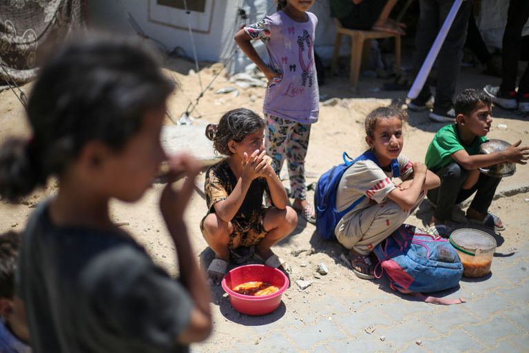 طفلان في غزة يبكيان والدتهما التي قتلت برصاص إسرائيلي