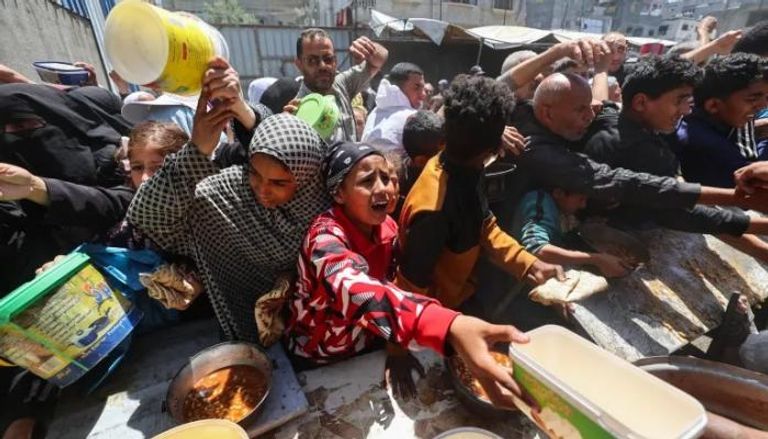 تزاحم للحصول على الطعام في غزة