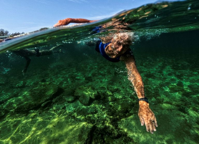 مسنون كوبيون يغطسون في مياه هافانا - أ ف ب