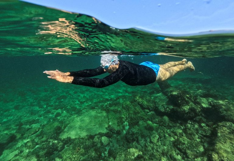 مسنون كوبيون يغطسون في مياه هافانا - أ ف ب