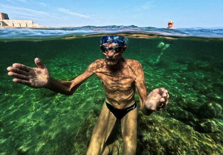 مسنون كوبيون يغطسون في مياه هافانا - أ ف ب
