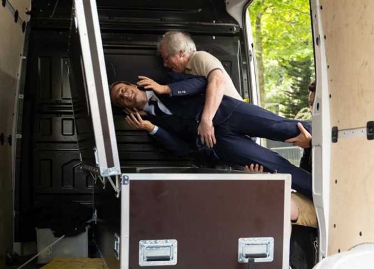 سرقة تمثال إيمانويل ماكرون