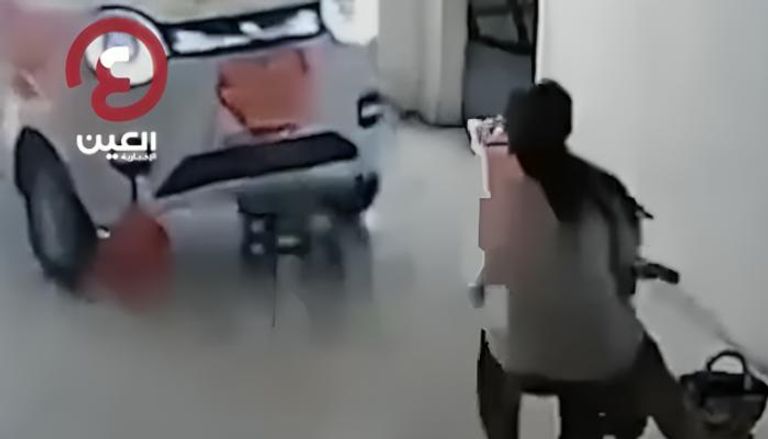 طفلة تنقذ أختها من الدهس