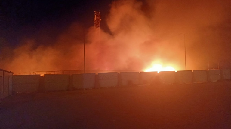 حريق في السوق الرئيسي للخضار بمدينة الشروق حريق في السوق الرئيسي للخضار بمدينة الشروق