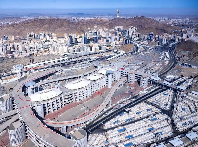 الخيام البيضاء علامة فارقة في مشعر منى