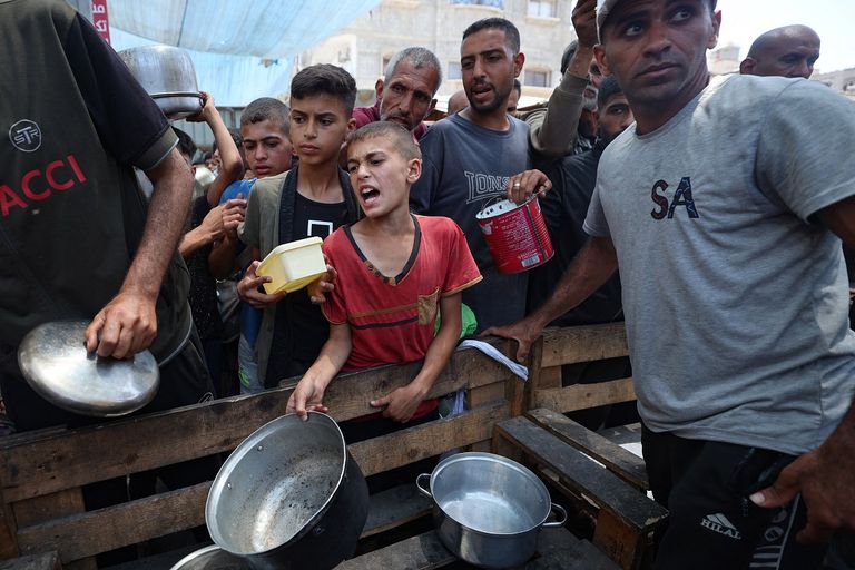 فلسطينيون يزورون القبور المتضررة بعد غارة إسرائيلية استهدفت مسجدا - أرشيفية
