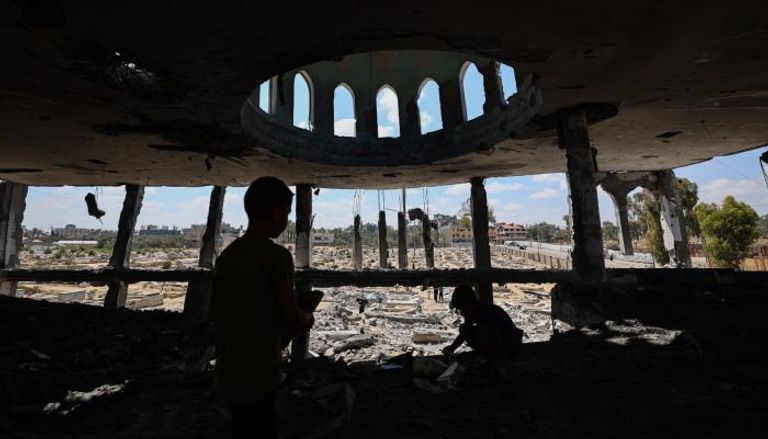 أطفال فلسطينيون في مبنى مدمر وسط قطاع غزة