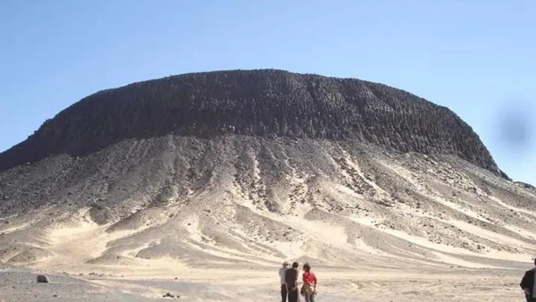 الصحراء السوداء أحد أفضل رحلات السفاري الصحراوية في مصر