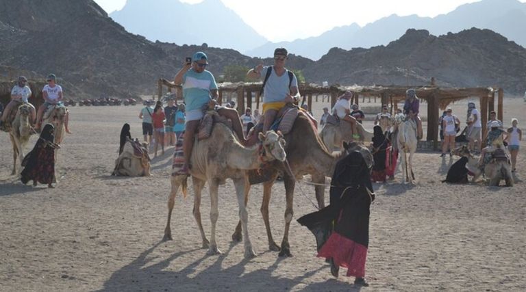 قائمة المستلزمات الأساسية لرحلة سفاري صحراوية في مصر