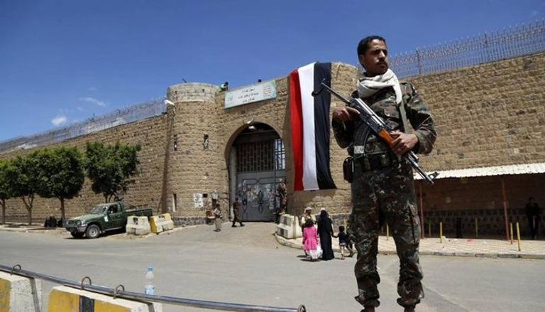 مسلح حوثي يحرس سجنا في اليمن.. أرشيفية