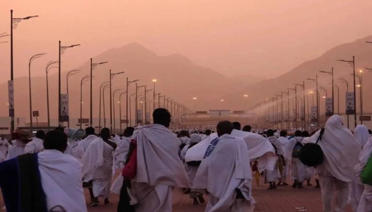 ضيوف الرحمن ينفرون من عرفات إلى مزدلفة ضيوف الرحمن ينفرون من عرفات إلى مزدلفة